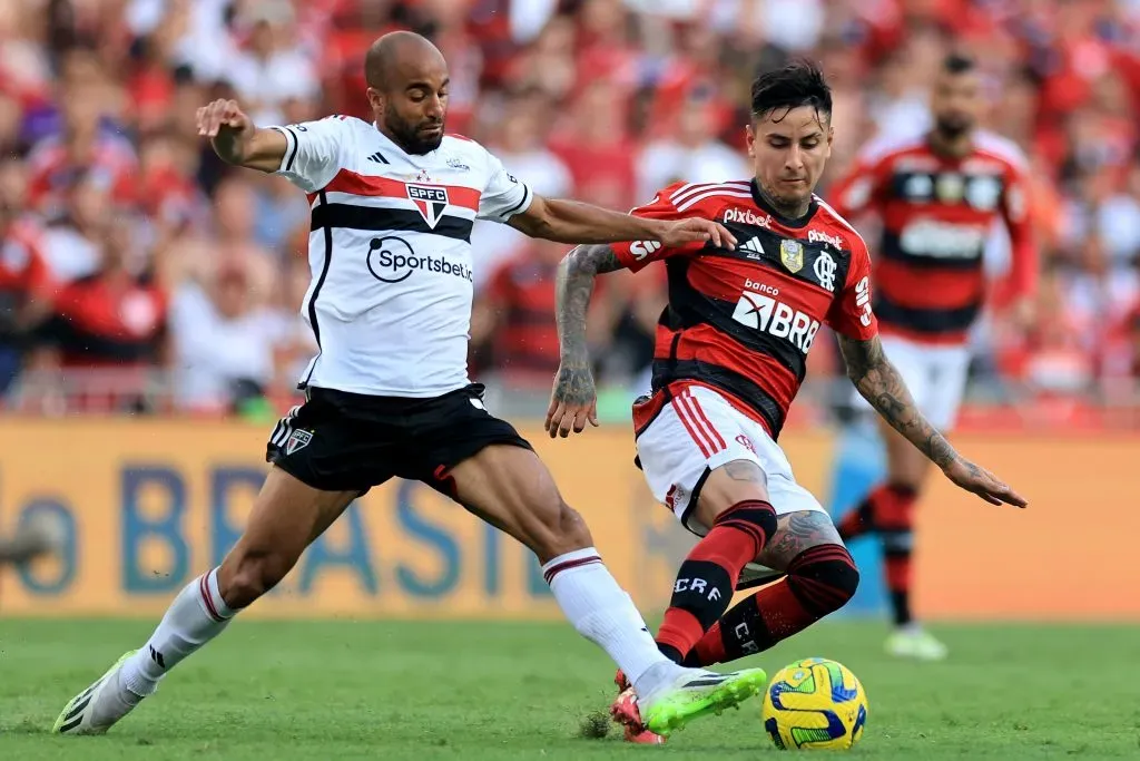 En la final de la Copa de Brasil, Erick Pulgar tuvo varios duelos con Lucas Moura. | Foto: Getty