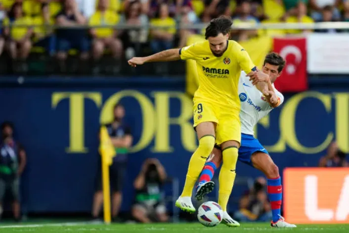 Ben Brereton aguanta la marca de Sergi Roberto en el duelo entre el Villarreal y el Barcelona. (Getty Images).