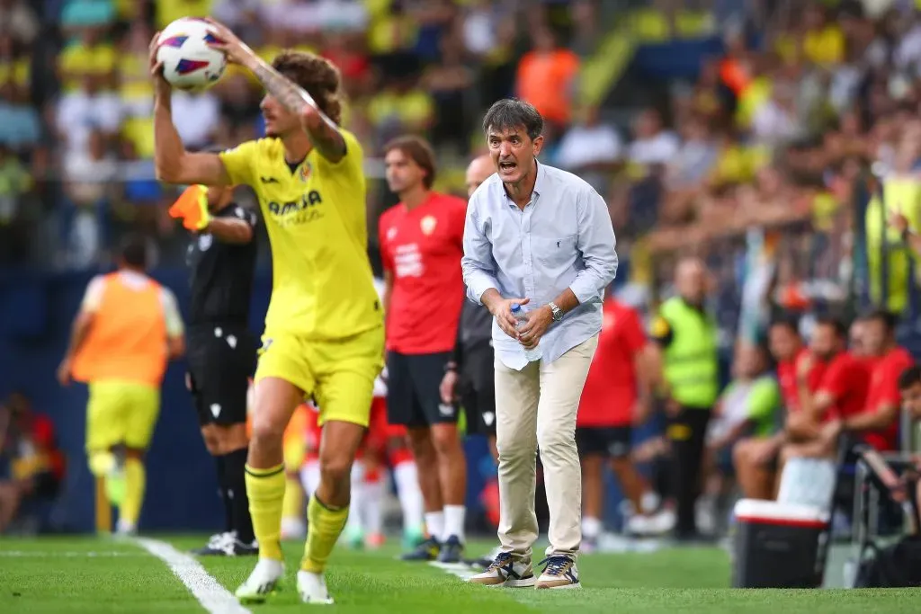 Pacheta da indicaciones en el Villarreal. Llegó al club en septiembre de 2023 tras la salida de Quique Setién. (Eric Alonso/Getty Images).