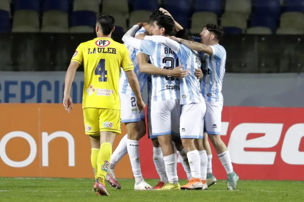 Magallanes celebra el gol que le dio el 3-1 ante Universidad de Concepción: fue de Javier Quiroz. (Eduardo Fortes/Photosport).