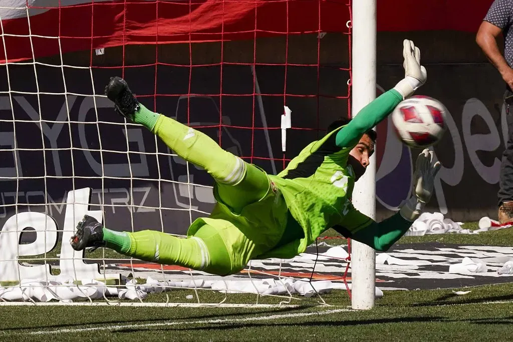 Cristopher Toselli en acción ante Deportes Copiapó en la derrota de la U. (Alejandro Pizarro Ubilla/Photosport).