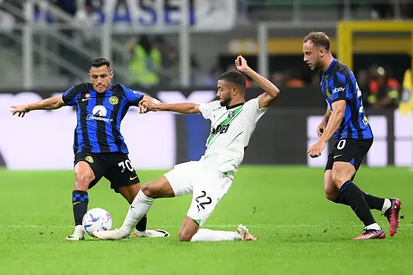 Alexis Sánchez disputa la pelota con el alemán Jeremy Toljan: Sassuolo sorprendió al Inter de Milán como visitante. (Photo by Mattia Pistoia – Inter/Inter via Getty Images).