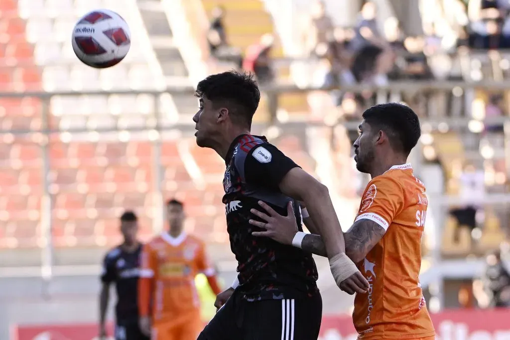 Otra imagen del duelo entre Damián Pizarro y Bastián San Juan en el choque entre Cobreloa y Colo Colo. (Pedro Tapia/Photosport).