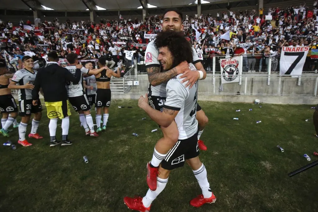 Maxi Falcón e Ignacio Jara festejan la Copa Chile 2021 que ganó Colo Colo ante Everton de Viña del Mar. (Jonnathan Oyarzun/Photosport).