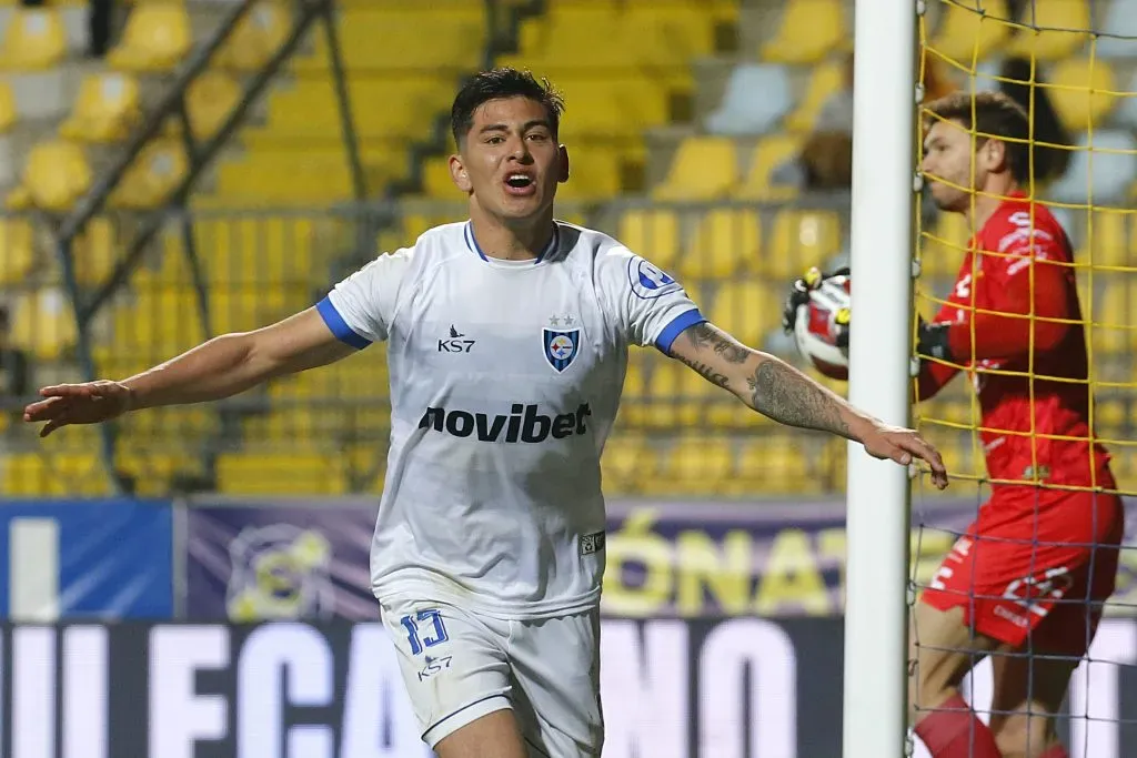 Maximiliano Rodríguez celebra uno de los goles del doblete que le convirtió a Everton en Viña del Mar. (Sebastián Cisternas/Photosport).