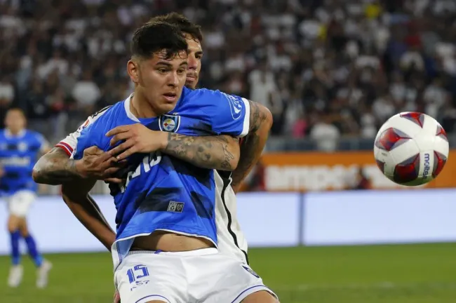 Alan Saldivia marca a Maximiliano Rodríguez en un duelo entre Colo Colo y Huachipato. (Sebastián Cisternas/Photosport).