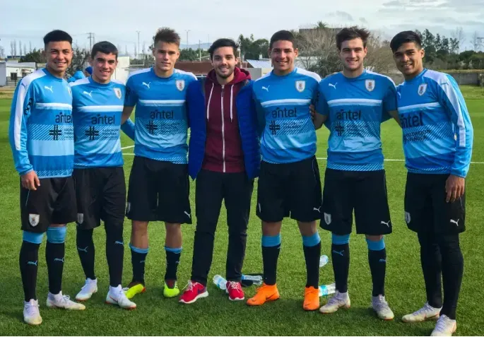 Axel Pérez, Juanma Gutiérrez, Enzo Siri, Alan Saldivia, Gastón Bartora y Matías Arezo, en ese mismo orden, en la selección Sub 17 de Uruguay. Sólo el colocolino fue citado a Santiago 2023. (Foto: Matías Cruz).