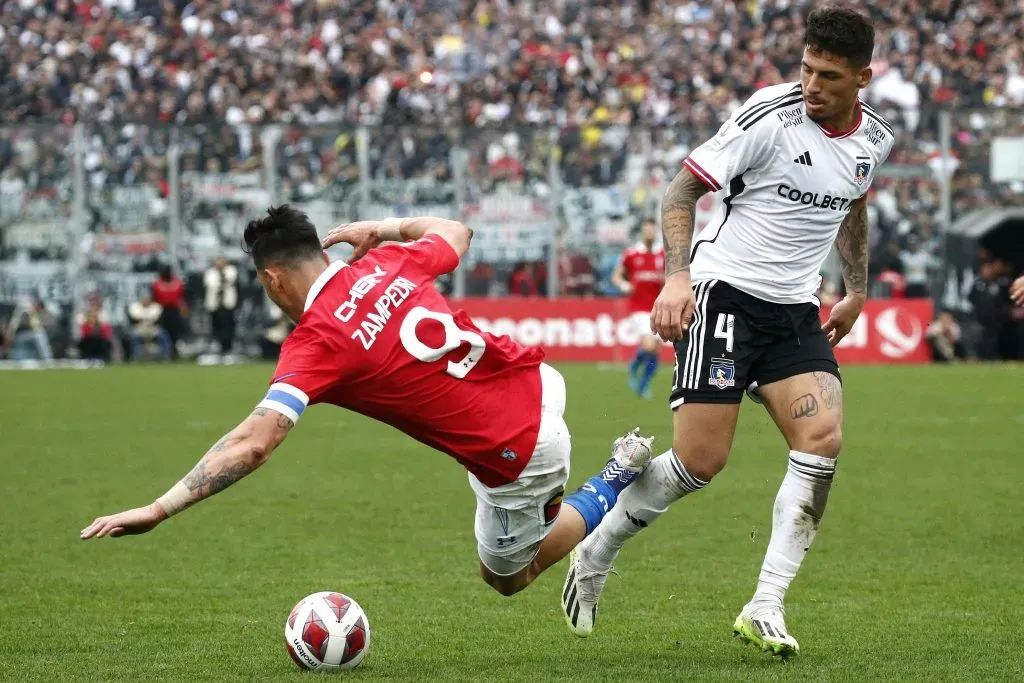 Alan Saldivia en acción contra Fernando Zampedri en el triunfo de Colo Colo ante la UC por la final regional de vuelta en la Copa Chile. (Javier Salvo/Photosport).