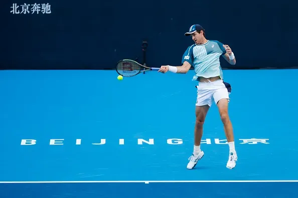 Jarry venció a Tsitsipas en primera ronda del China Open, y protagonizó un tierno momento. | Foto: Getty