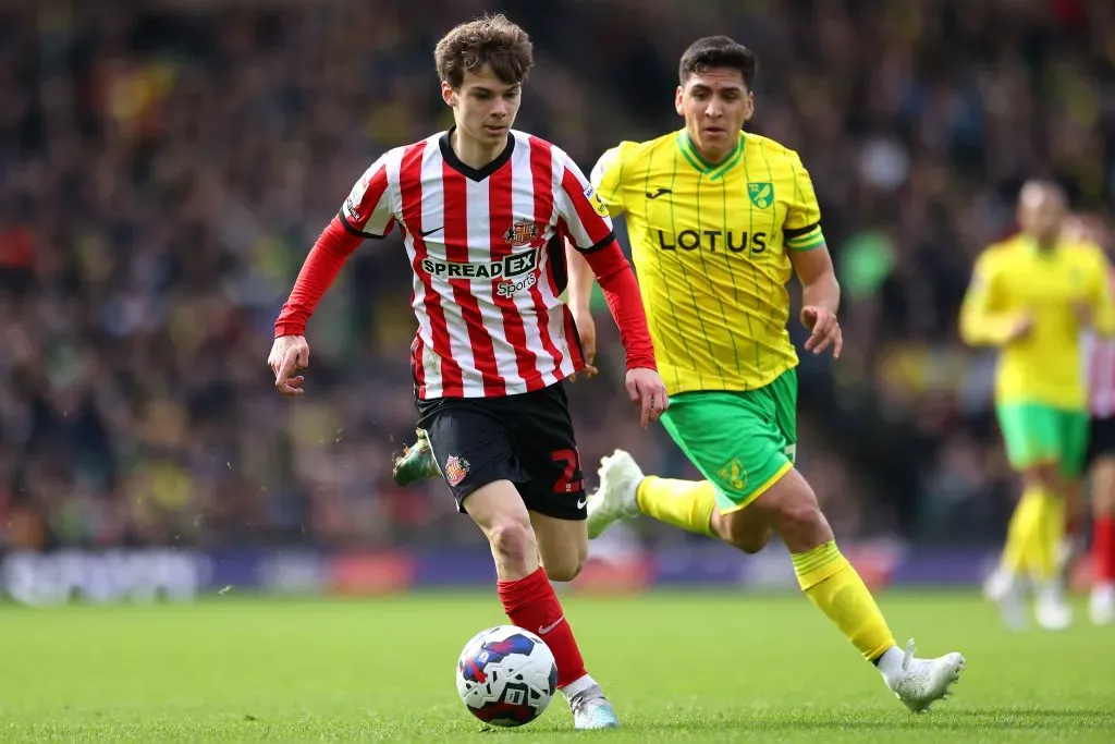 Marcelino Núñez en acción por el Norwich City durante marzo de este año. Persigue al francés Edouard Michut. (Stephen Pond/Getty Images).