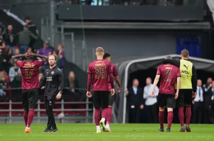 Las reacciones del Midtjylland tras saber que el partido fue interrumpido por una urgencia médica en la tribuna. (Getty Images).