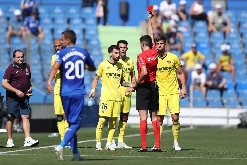 Mateo Busquets le mostró tarjeta roja directa a Álex Baena por un codazo sobre Stefan Mitrovic. (Gonzalo Arroyo Moreno/Getty Images).