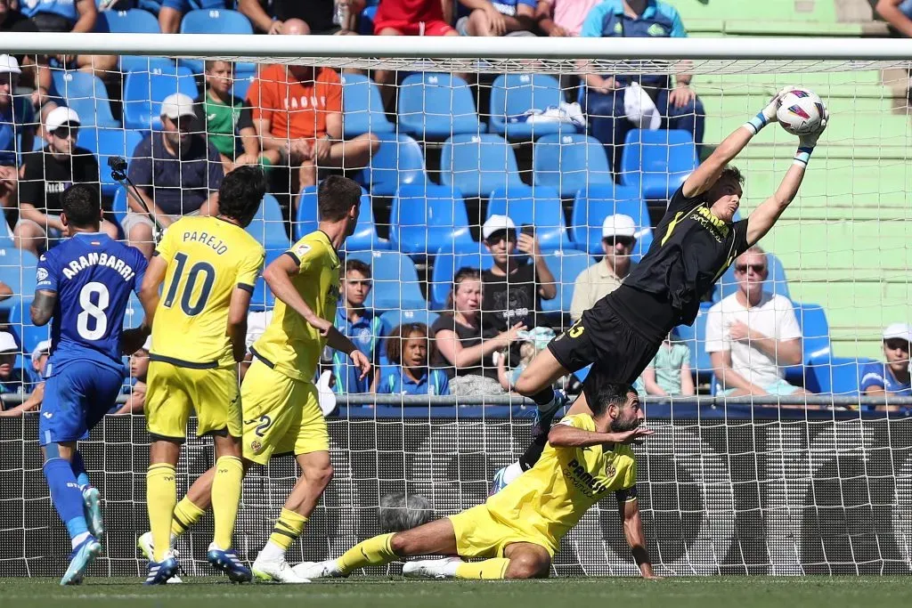 Una de las buenas tapadas de Filip Jörgensen ante el uruguayo Mauro Arambarri. El portero sueco-danés fue la figura del empate entre Villarreal y Getafe. (Gonzalo Arroyo Moreno/Getty Images)