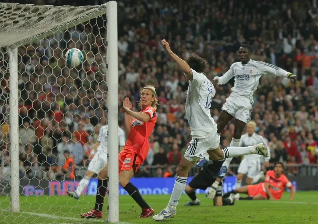 Uno de los goles que Ruud Van Nistelrooy anotó con la camiseta del Real Madrid. (Denis Doyle/Getty Images).