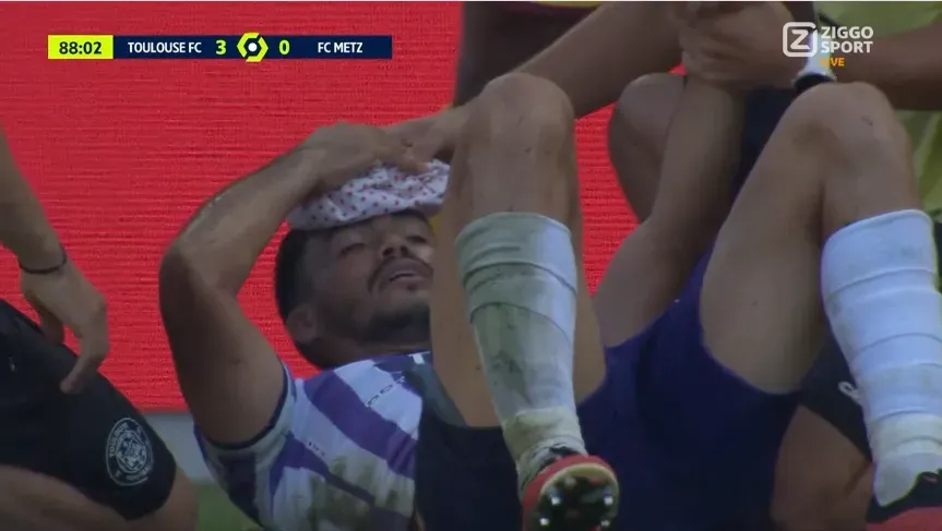 El chileno tuvo que ser asistido tras la caída.