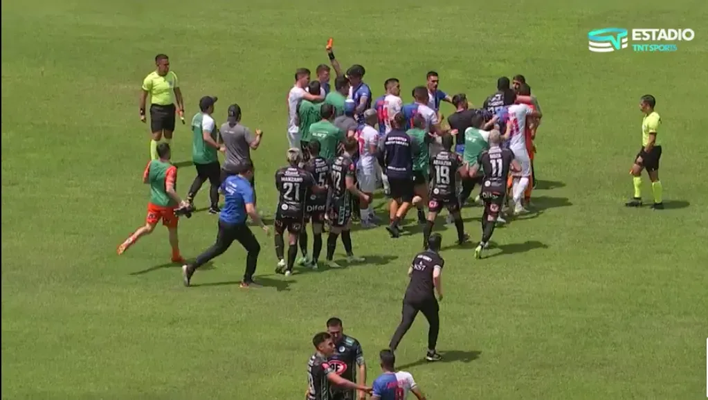 Mauricio Viana fue expulsado en Puerto Montt, mientras que un jugador de Antofagasta también se ganó la roja.