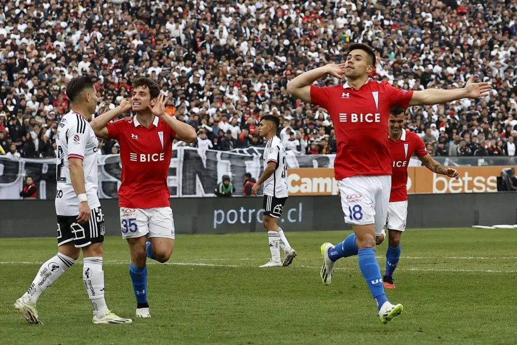 Montes asisió a Aravena en el gol de la UC ante Colo Colo. Así lo festejaron ante la hinchada de Colo Colo. (Dragomir Yankovic/Photosport).