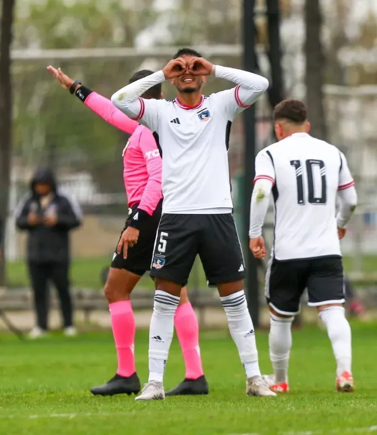 Así festejó Daniel Gutiérrez su gol de cabeza a la Universidad de Chile en el Superclásico del Torneo Proyección. (Foto: Colo Colo Fútbol Joven).