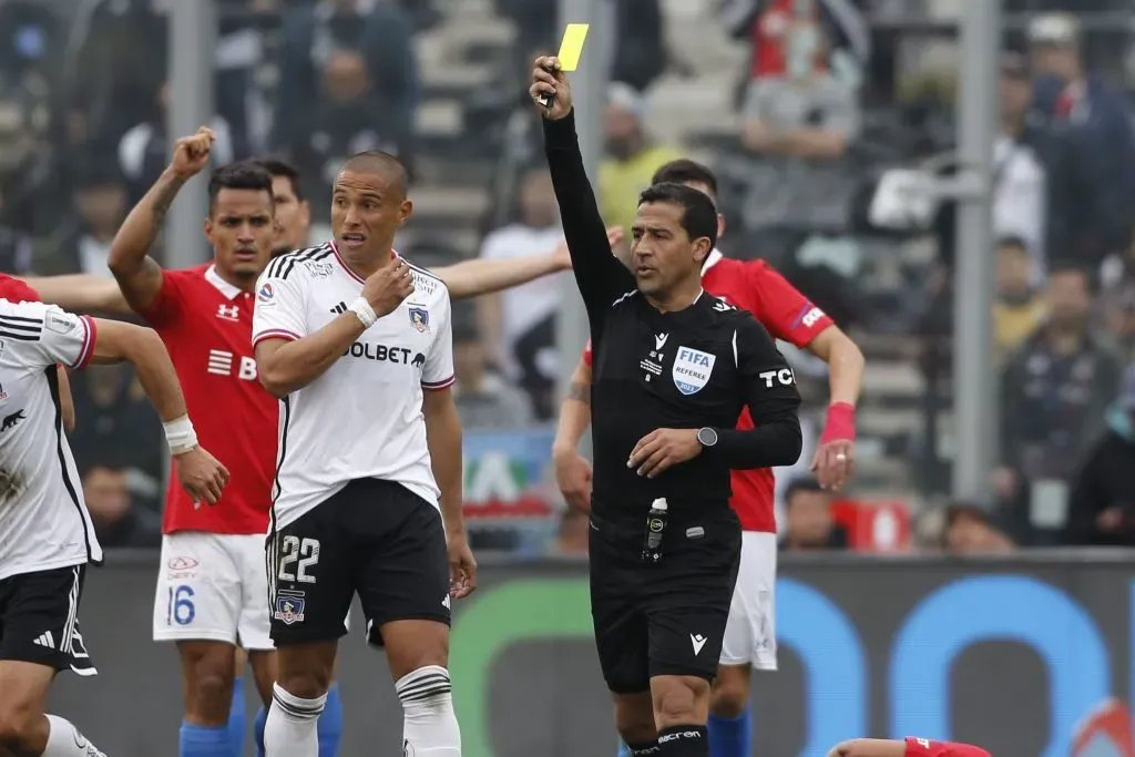 Felipe González muestra una de las 10 tarjetas amarillas que mostró en el partido que Colo Colo le ganó a la UC.  (Dragomir Yankovic/Photosport)