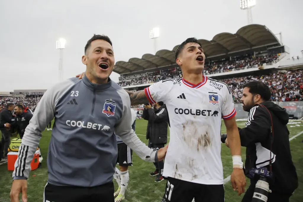 Ramiro González y Erick Wiemberg celebran el postrero triunfo de Colo Colo ante la UC. (Dragomir Yankovic/Photosport).