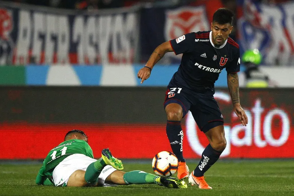 Gonzalo Espinoza defiende a la U ante Audax Italiano en el 2019. | Foto: Photosport