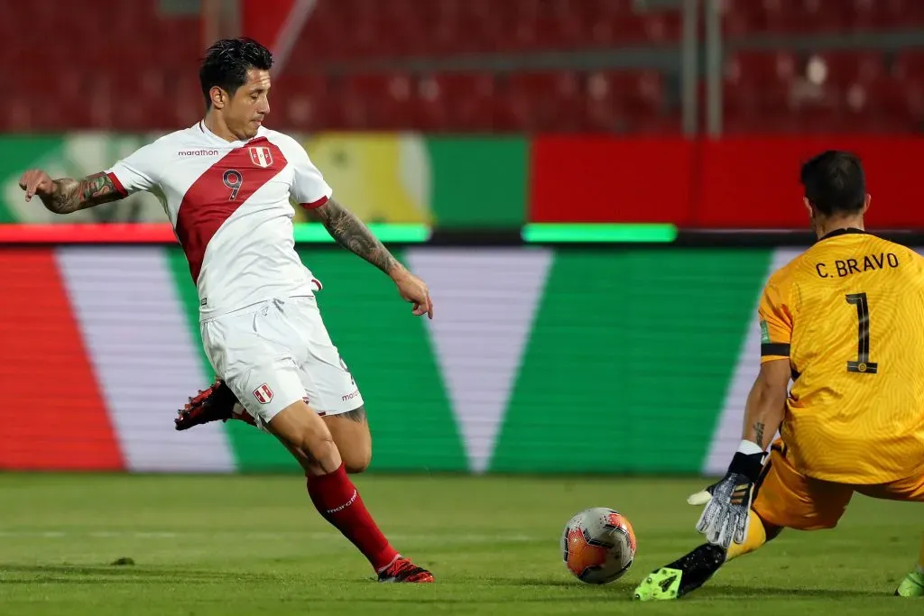 Gianluca Lapadula afronta un achique ante Claudio Bravo. Ese día, la Roja venció 2-0 a Perú gracias a un doblete de Arturo Vidal. (Ivan Alvarado – Pool/Getty Images).