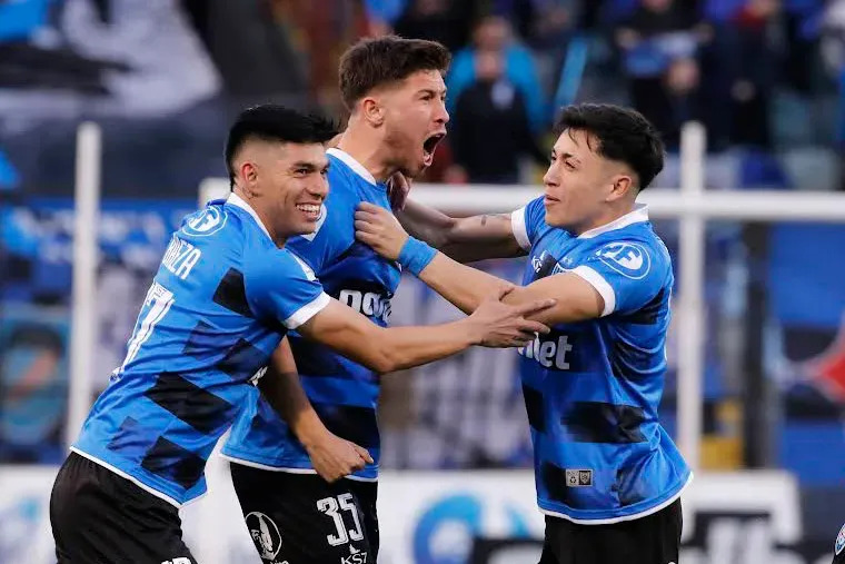 Felipe Loyola (35) celebra uno de los cuatro goles que marcó para Huachipato en el Campeonato Nacional 2023. (Marco Vasquez/Photosport).