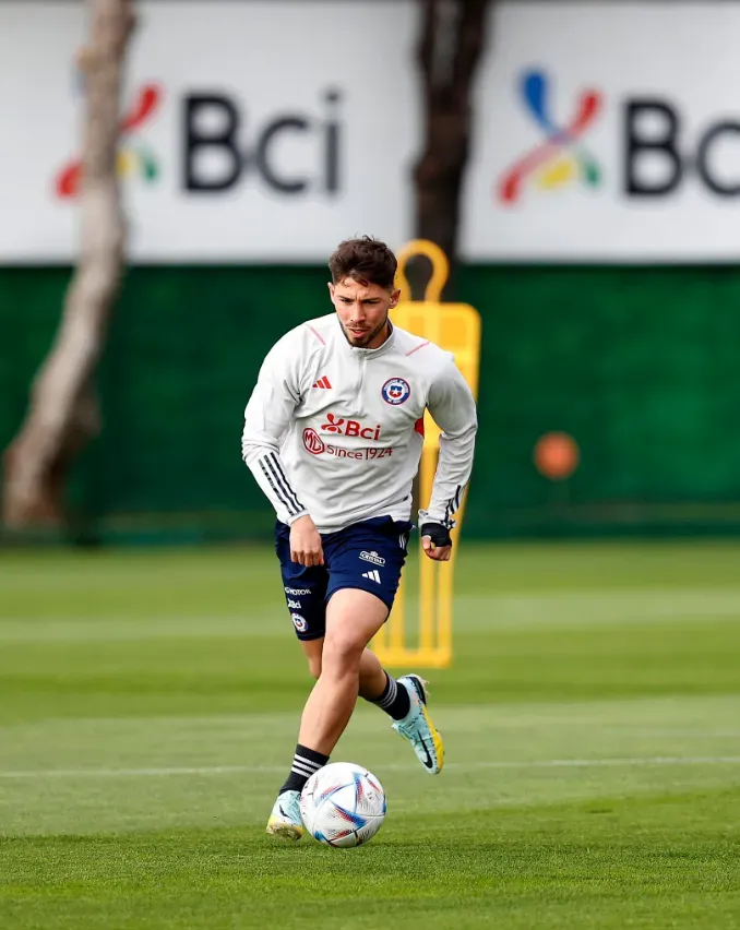 Felipe Loyola en una de las prácticas de la Roja Sub 23. (Foto: Carlos Parra/Comunicaciones FFCh).