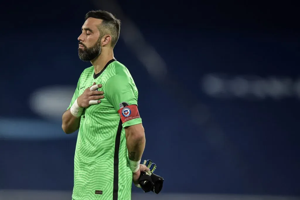 Claudio Bravo canta el himno de Chile en la Copa América 2021. (Thiago Ribeiro/AGIF/Photosport).