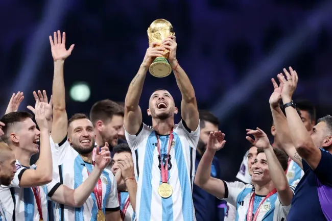 Guido Rodríguez alza el trofeo de Qatar 2022 que ganó Argentina. (Julian Finney/Getty Images).