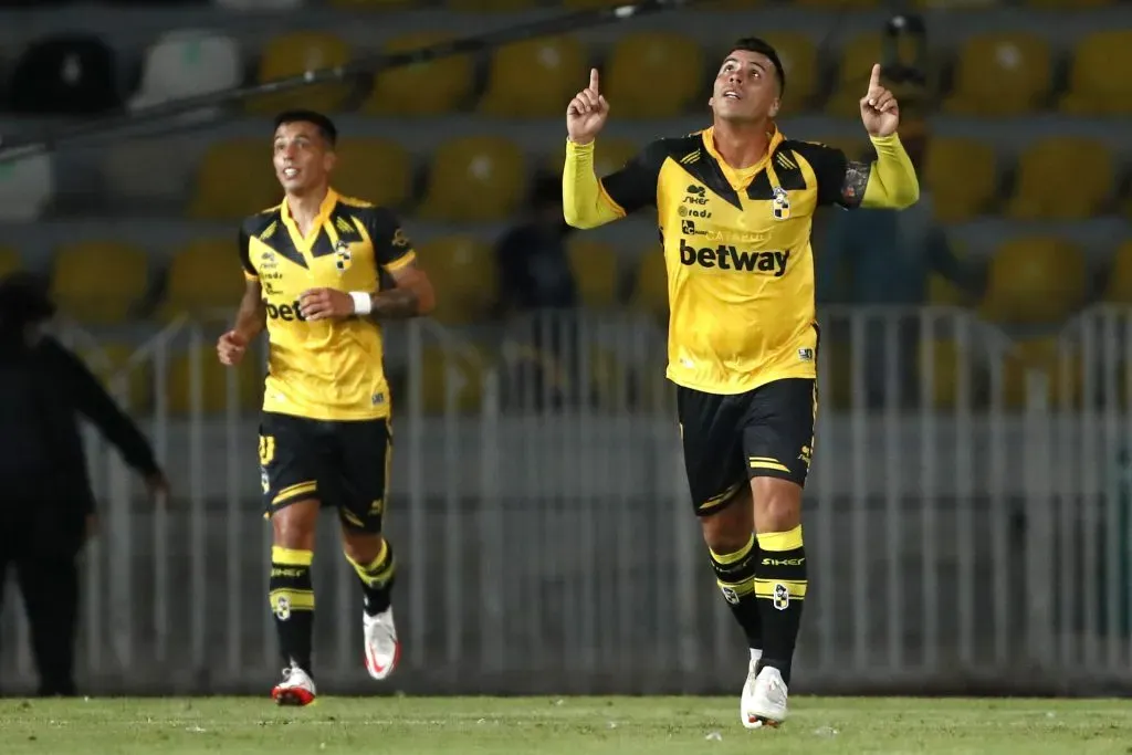 Joe Abrigo mira a lo lejos una celebración de Esteban Paredes en Coquimbo Unido. (Andrés Piña/Photosport).