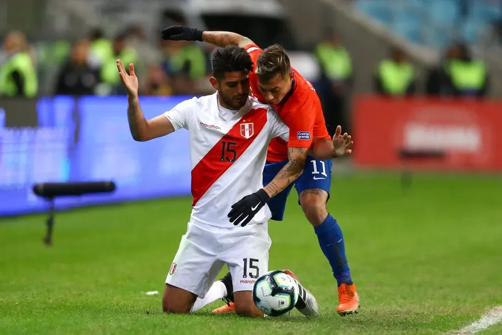 Un duelo de Carlos Zambrano ante Eduardo Vargas en la Copa América 2019 en Brasil. Perú venció a Chile en la semifinal.  (Lucas Uebel/Getty Images).