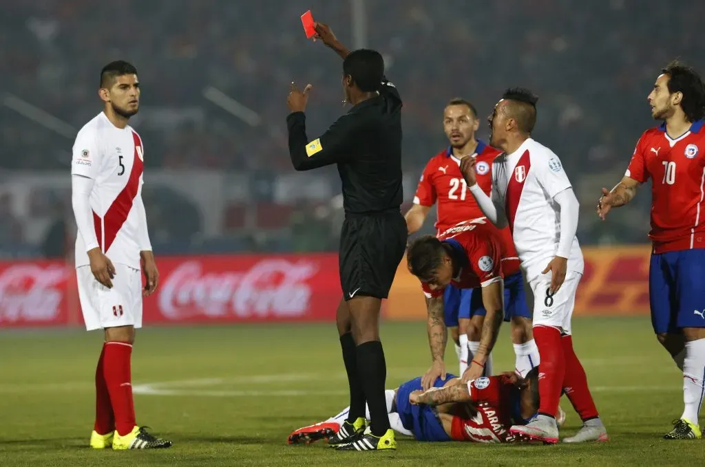 Carlos Zambrano fue expulsado por un fuerte patadón por la espalda a Charles Aránguiz. (Martin Thomas/Photosport).
