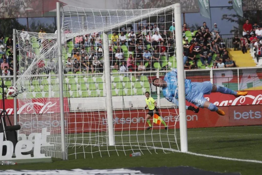 Joe Abrigo le anotó un golazo de tiro libre a Universidad Católica en la victoria de Palestino por 3-0 en la fecha 21 del Campeonato Nacional 2023. (Marcelo Hernandez/Photosport).