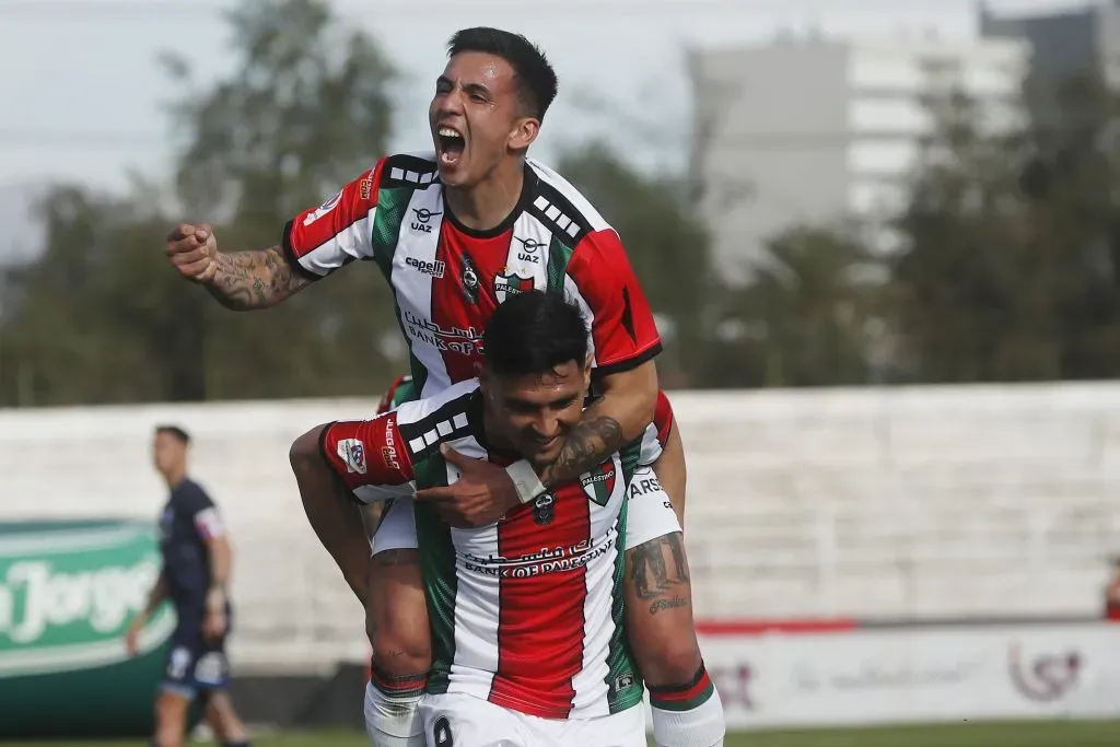 Joe Abrigo festeja con Maxi Salas el golazo que le anotó a la UC. (Marcelo Hernández/Photosport).