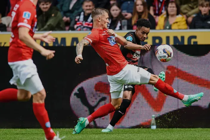 Oliver Sonne se ganó una convocatoria a la selección de Perú por sus actuaciones en el Silkeborg de Dinamarca. En la foto, bloquea un centro del brasileño Paulinho del Midtjylland FC. (Getty Images).