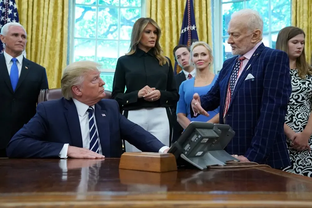Buzz Aldrin, el único astronauta vivo del Apolo 11 se reunió por con el entonces Presidente de los Estados Unidos, Donald Trump, el año 2019 celebrando los 50 años.