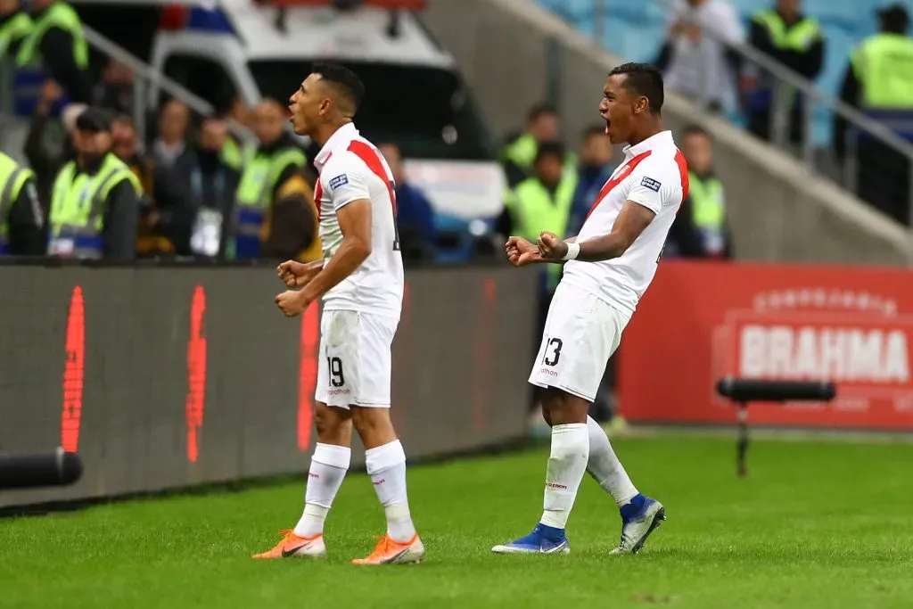 Yoshimar Yotún y Renato Tapia festejan la victoria de Perú ante Chile en la Copa América 2019. Luego de eso, la Bicolor perdió la final ante Brasil. (Lucas Uebel/Getty Images).