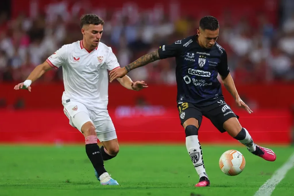 Matías Fernández ante Adriá Pedrosa del Sevilla en un duelo entre el cuadro hispano y el Independiente del Valle en la UEFA Conmebol Club Challenge 2023. (Fran Santiago/Getty Images)