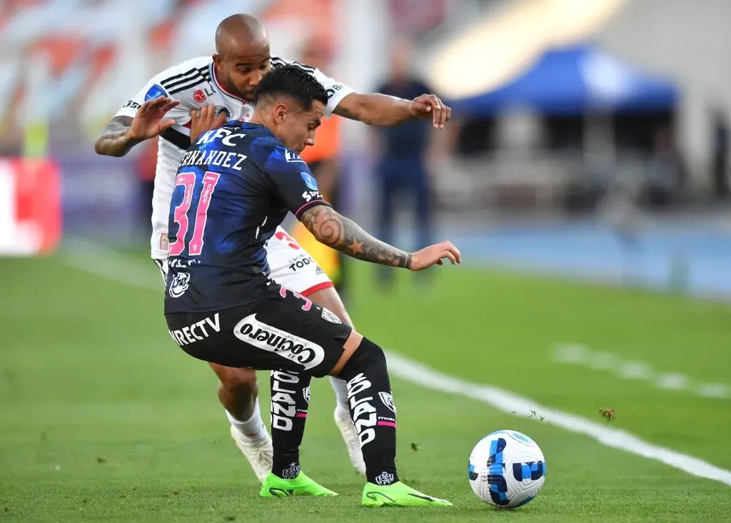 Matías Fernández marca a Lucas Moura del Sao Paulo en la final de la Copa Sudamericana 2022. Parte del roce internacional que Eduardo Berizzo ve en el carrilero de 28 años que milita en Independiente del Valle. (Marcelo Endelli/Getty Images).