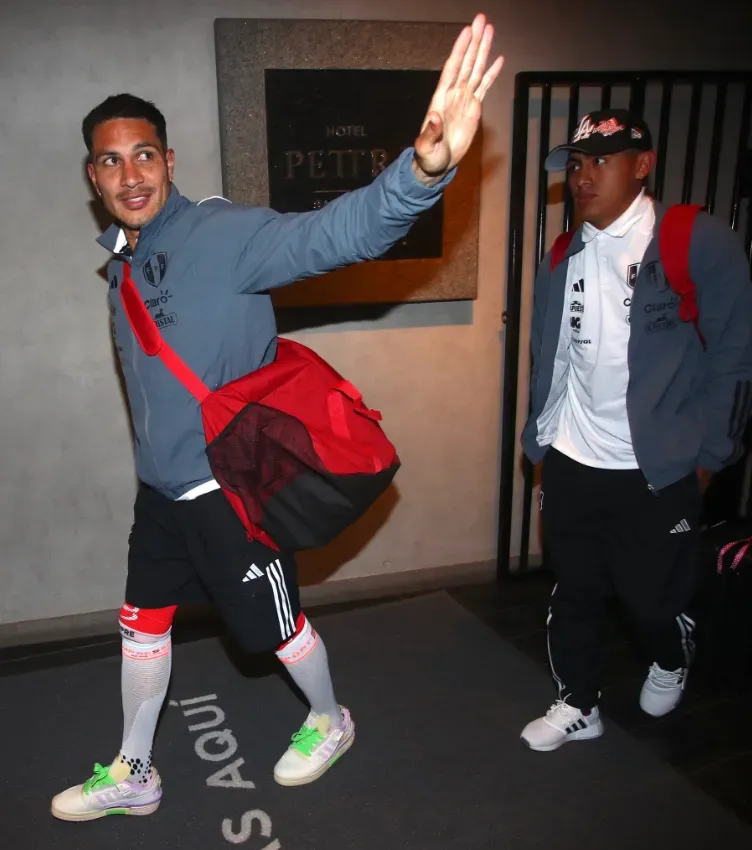 Paolo Guerrero ingresa al hotel Wyndham Pettra, el lugar de concentración de Perú en Santiago de Chile. (Foto: Selección Perú).