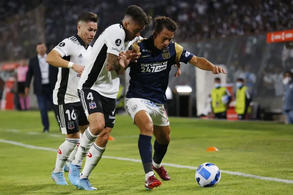 Cristian Benavente recibe la marca de Matías Zaldivia y Óscar Opazo en un choque entre Colo Colo y Alianza Lima por la Copa Libertadores 2022. (Marcelo Hernández/Getty Images).
