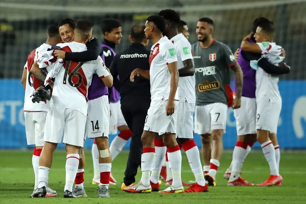 Gabriel Costa se abraza con el ítalo-peruano Gianluca Lapadula, quien no fue considerado para esta fecha doble en Perú. (Daniel Apuy/Getty Images).