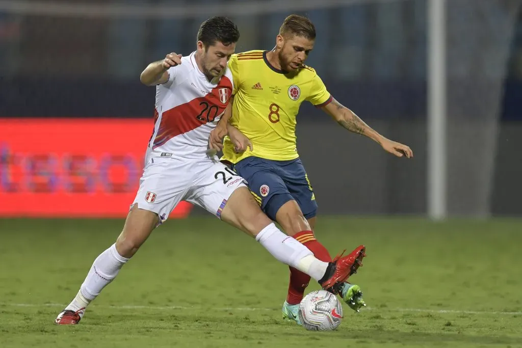 Santiago Ormeño en acción por Perú en la Copa América 2021. Lucha un balón con el volante central colombiano Gustavo Cuéllar. (Pedro Vilela/Getty Images).