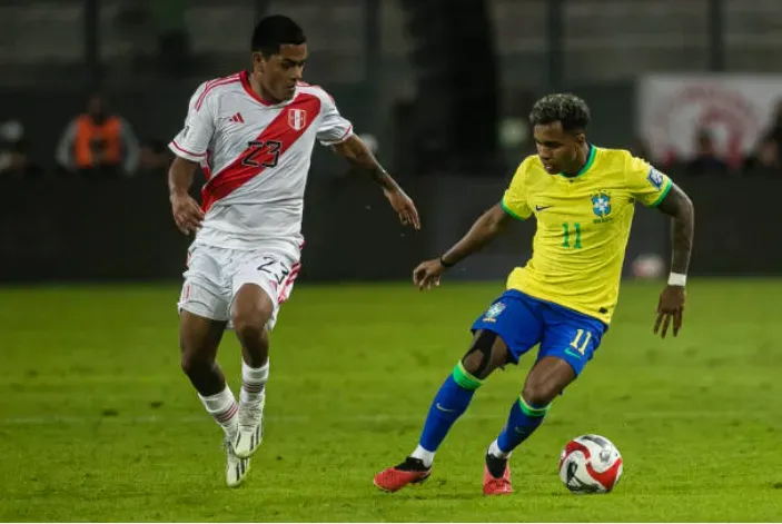 Joao Grimaldo en acción ante Brasil: persigue a Rodrygo Goes, el delantero del Real Madrid. (Getty Images).