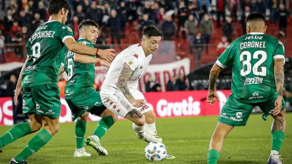 Rodrigo Echeverría se ganó el rótulo de indiscutido en Huracán. Y tiene a los hinchas enloquecidos por su nivel.