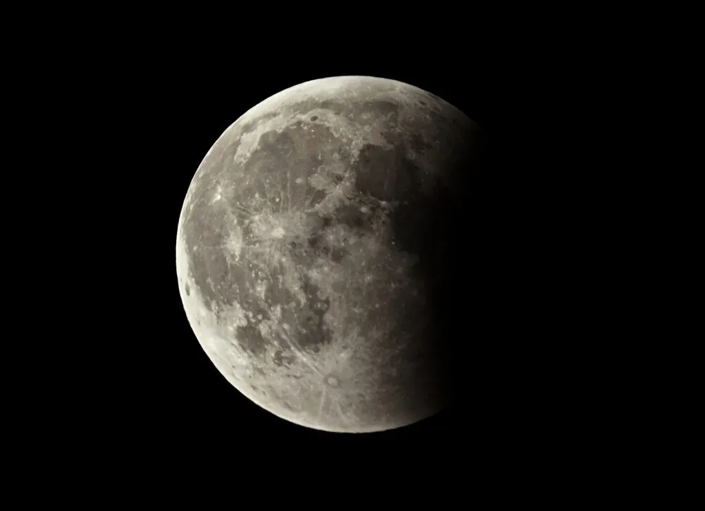 Así se ve un eclipse lunar parcial (National Geographic)