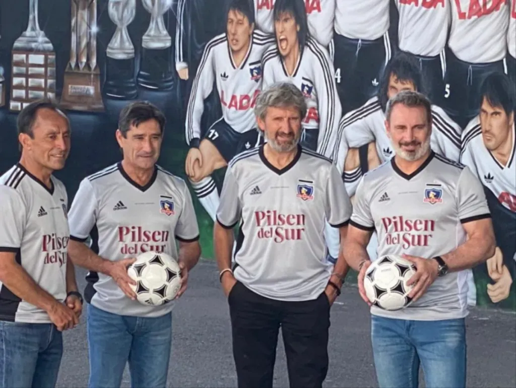 Marcelo Barticciotto luce junto a Daniel Morón, Jaime Pizarro y Rubén Espinoza una camiseta conmemorativa que lanzó la marca que viste a Colo Colo.