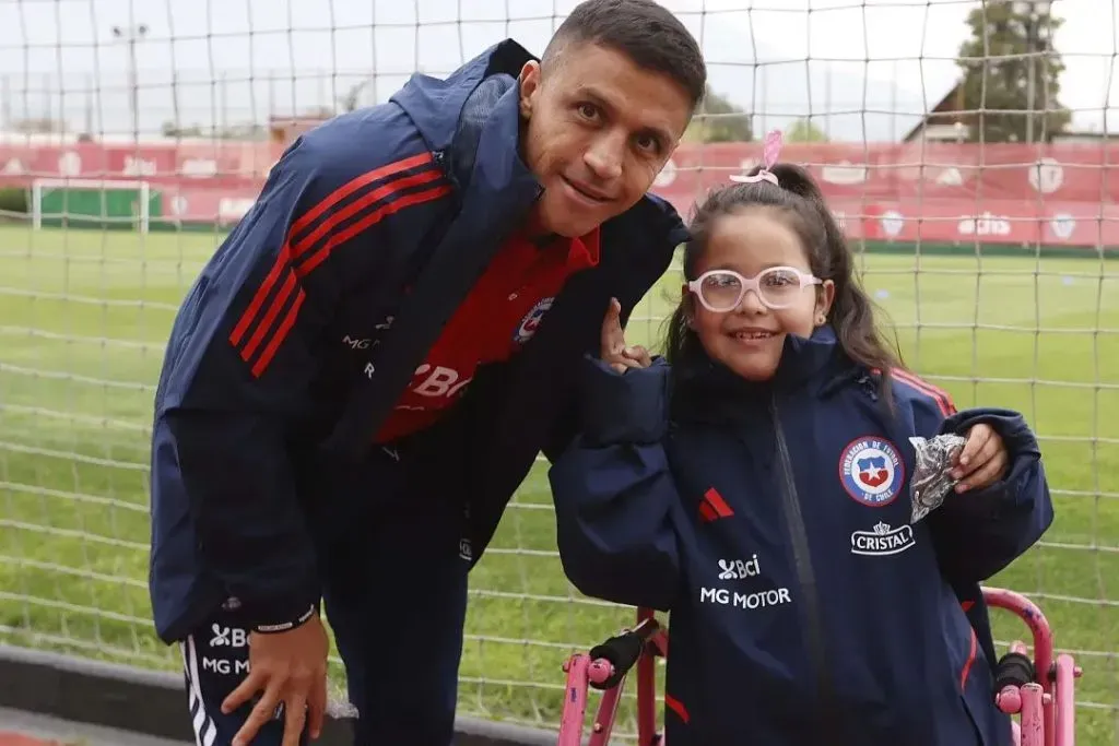 Amanda la embajadora de la Teletón con Alexis Sánchez (Crédito: @teleton_chile)