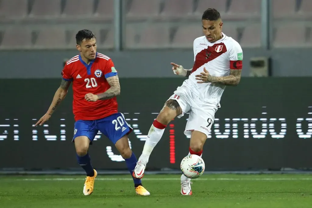 LIMA, PERU – OCTOBER 07: Paolo Guerrero of Peru fights for the ball with Charles Aránguiz of Chile during a match between Peru and Chile as part of South American Qualifiers for Qatar 2022 at Estadio Nacional on October 07, 2021 in Lima, Peru. (Photo by Daniel Apuy/Getty Images)